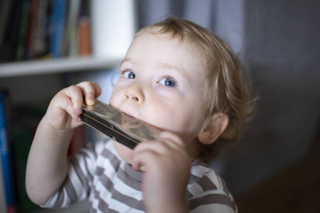 IMAGO Creative: Bildung, Musikerziehung Kleinkind spielt auf einer Mundharmonika. Bonn Deutschland *** Toddler plays on a harmonica Bonn Germany Copyright: xUtexGrabowsky photothek.netx