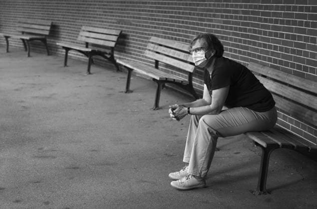 Frau mit Mundschutzmaske, sitzt auf Bank, nachdenklich, Corona-Krise, Stuttgart, Baden-Württemberg, Deutschland Coronavirus *** Woman with face mask, sitting on a bench, thoughtful, corona crisis, Stuttgart, Baden Württemberg, Germany Coronavirus
