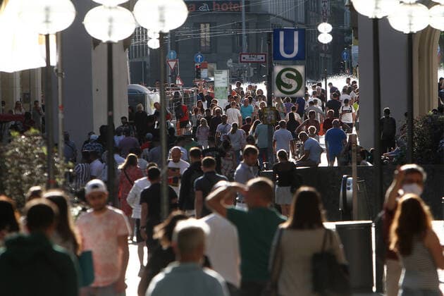 Nach der Lockerung der Schutzmaßnahmen sieht die Einkaufsstraße und Fußgängerzone Neuhauser Straße mit Blick auf Karlstor und Karlsplatz Stachus in der Innenstadt von München wieder so wie vor der Coronakrise aus: mit großem Andrang von Personen, die weitgehend nicht den gebotenen Mindestabstand zueinander einhalten, Bayern, Deutschland