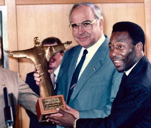 Former Brasilian soccer star Pele (r.) hands over an replica of Rio s Christ statue to German Chancellor Helmut Kohl in Bonn on Sept. 11, 1987 ---