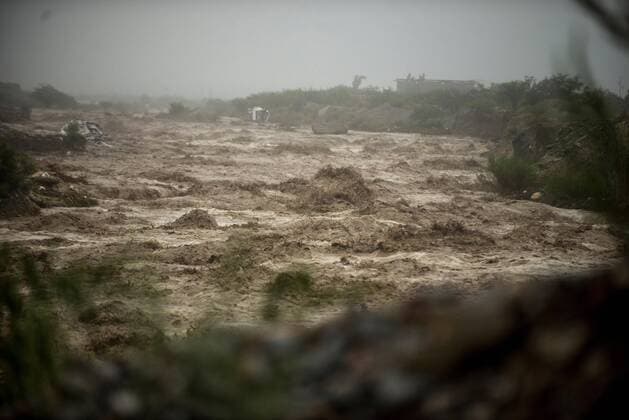 IMAGO Nature: Unsere Erde, Klimawandel, Überschwemmungen Bilder des Jahres 2020, News 07 Juli News Themen der Woche KW30 News Bilder des Tages View of the place where a van in which at least 10 people were traveling was dragged by the water, in the city of Saltillo, in the northern state of Coahuila, Mexico, 26 July 2020. At least four people disappeared, about twenty in shelters, infrastructure damage and floods left Cyclone Hanna as it passed through northeast Mexico, the National Civil Protection Coordination reported on Sunday. At least four disappeared and damage to infrastructure in Mexico by cyclone Hanna !ACHTUNG: NUR REDAKTIONELLE NUTZUNG!  Copyright: xMiguelxSierrax MEX4775 20200727-637314268632536966