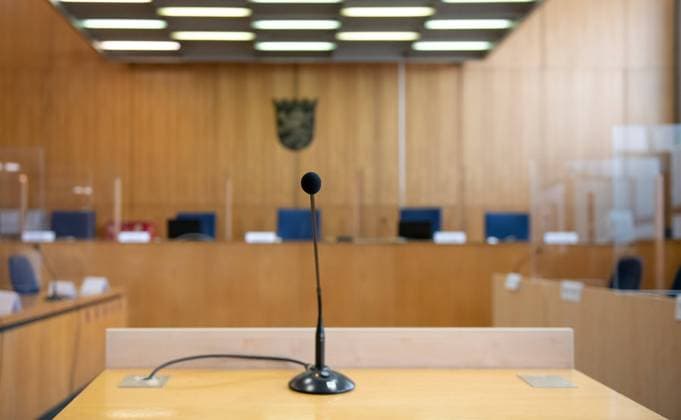 Justiz, Symbolfotos 27.07.2020, xblx, deloka, emonline, delahe, Prozess: Tod von Dr. Walter Luebcke, Blick in den Gerichtssaal 165C vor dem Oberlandesgericht in Frankfurt wird heute der Prozess gegen zwei Männer fortgesetzt, die die Bundesanwaltschaft im Zusammenhang mit dem Tod des Politikers angeklagt hat. Der Kasseler Regierungspräsident Dr. Walter Luebcke (Walter Lübcke) wurde im Juni 2019 auf der Terrasse seines Hauses in Wolfhagen getötet. Frankfurt am Main *** 27 07 2020, xblx, deloka, emonline, delahe, Trial Death of Dr Walter Luebcke, View into the courtroom 165C at the Higher Regional Court in Frankfurt the trial against two men accused by the Federal Prosecutors Office in connection with the death of the politician is continued today The Pres