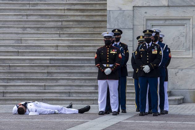 Bilder des Jahres 2020, News 07 Juli News Themen der Woche KW31 News Bilder des Tages USA, John Lewis Trauerfeier in Washington - Soldat wird ohnmächtig A member of the military honor guard waiting to carry the casket containing the body of Congressman John Lewis, D-GA passed out in front of the U.S. Capitol before the memorial service in Washington DC on Monday, July 27, 2020.Ê Due to the COVID-19 pandemic the civilÊrights legend will lie in state briefly in the Capitol rotunda and then will be moved outside where the public can pay respects safely.  WAP20200727001 TASOSxKATAPODIS