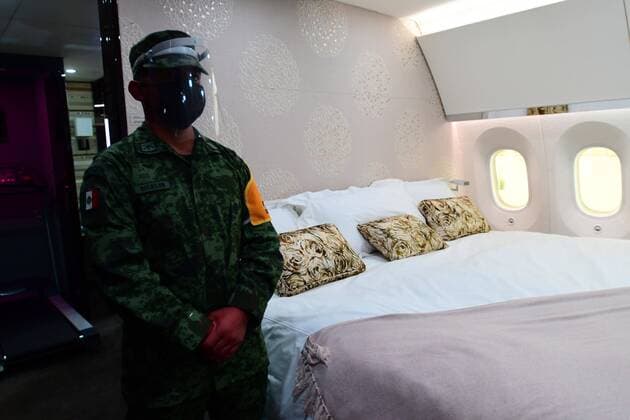 A soldier guards inside the Mexican presidential plane, a Boeing 787 acquired during the past administration, in the hangar of military base 19 of the Benito Juarez International Airport, in Mexico City, Mexico, 27 July 2020. An elegant and complete bedroom, treadmill, leather seats, kitchen and media room. This is the luxurious presidential plane from Mexico that was used by Enrique Pena Nieto and that his successor, Andres Manuel Lopez Obrador, wants to sell for $130 million. This is the plane that neither Obama had and that Lopez Obrador wants to sell !ACHTUNG: NUR REDAKTIONELLE NUTZUNG! Copyright: xJorgexNúnezx AME4737 20200727-637314853758697920