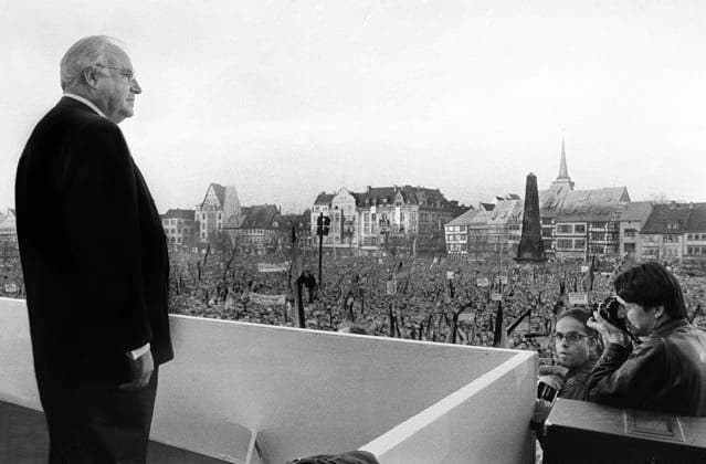 Deutschland, Erfurt , 13.02.1990 Archiv-Nr.: 14-01 Wahlkampf DDR Foto: Bundeskanzler Helmut Kohl auf einer Wahlkampfveranstaltung in Erfurt Wahlkampf DDR *** Germany, Erfurt , 13 02 1990 Archive No 14 01 Election campaign GDR Photo Federal Chancellor Helmut Kohl at an election campaign event in Erfurt Election campaign GDR