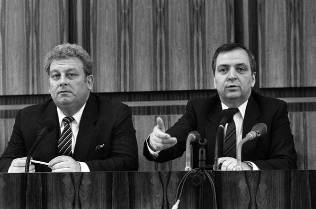 Deutschland, Bonn , 23.02.1990 Archiv-Nr.: 14-04-02 DDR-Umweltminister Diederich in Bonn Foto: DDR-Umweltminister Dr. Peter Diederich (li) und Bundesumweltminister Klaus Toepfer DDR-Umweltminister Diederich in Bonn