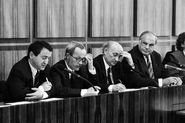 Deutschland, Bonn , 01.03.1990 Archiv-Nr.: 14-12-22 Treffen der DDR-Oppositionsgruppen mit Bundeskanzler Kohl Foto: v.l.n.r.: Wolfgang Schnur (DA), Lothar de Maiziere (CDU), Hans-Wilhelm Ebeling (DSU) und Helmut Kohl Treffen der DDR-Oppositionsgruppen mit Bundeskanzler Kohl *** Germany, Bonn , 01 03 1990 Archiv Nr 14 12 22 Meeting of the GDR opposition groups with Federal Chancellor Kohl Photo by Wolfgang Schnur DA , Lothar de Maiziere CDU , Hans Wilhelm Ebeling DSU and Helmut Kohl Meeting of the GDR opposition groups with Federal Chancellor Kohl