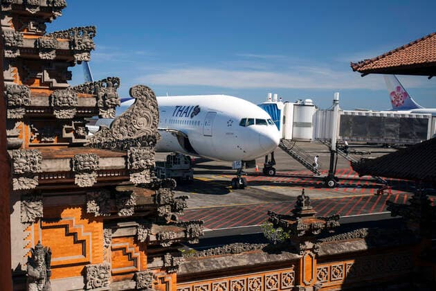 Thai Airways Boeing 777 Denpasar Ngurah Rai airport Bali Indonesia ÂxCOPYRIGHTxAndrewxWoodley 4044_14_110702_id_06u8017
