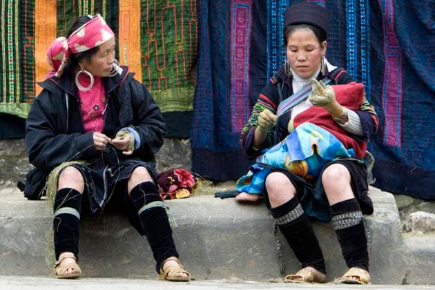 IMAGO Cultures of the world, Schwarze Hmong in Nordvietnam Black Hmong hilltribe women selling hand crafted fabric market Sapa Vietnam CopyrightxAndrewxWoodley 4044_19_080308_vn_35t0455