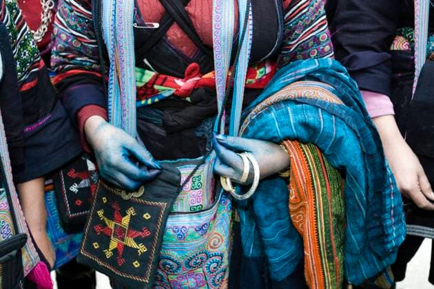 IMAGO Cultures of the world, Schwarze Hmong in Nordvietnam Black Hmong hilltribe woman with blue hands from dyed cloth Sapa Vietnam CopyrightxAndrewxWoodley 4044_19_080310_vn_06u0379
