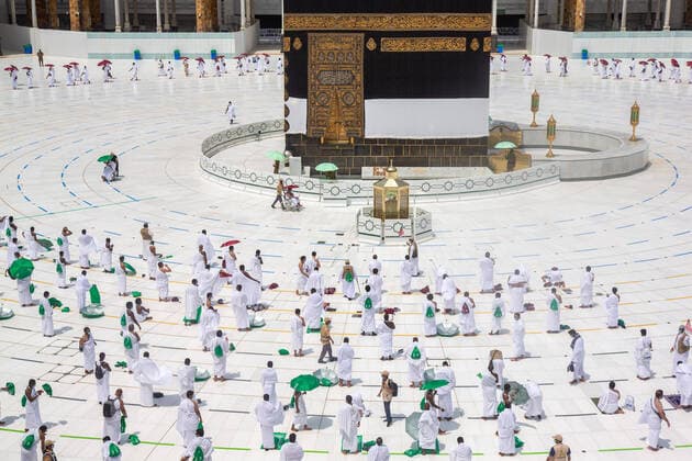 Bilder des Jahres 2020, News 07 Juli News Themen der Woche KW31 News Bilder des Tages (200729) -- MECCA, July 29, 2020 (Xinhua) -- Pilgrims circumambulate the sacred site Kaaba in the Grand Mosque in Mecca, Saudi Arabia on July 29, 2020. Muslim pilgrims on Wednesday embarked on the first day of their Hajj rituals in the holy city of Mecca, Saudi Arabia, according to a statement by Saudi ministry of media. The pilgrims started the major Islamic pilgrimage after finishing four days of hotel isolation in Mecca and prior to that a week-long quarantine at home, as part of the preventative measures to guard against COVID-19. (Saudi Arabia s Ministry of Media Handout via Xinhua) SAUDI ARABIA-MECCA-HAJJ 