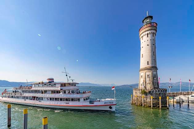 Kursschiff der Weißen Flotte auf dem Bodensee. Hafeneinfahrt Lindau mit Leuchtturm. 28.07.2020, Lindau, Bayern, Deutschland. *** Scheduled ship of the White Fleet on Lake Constance Port entrance Lindau with lighthouse 28 07 2020, Lindau, Bavaria, Germany