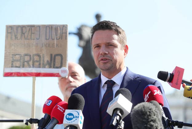 Bilder des Jahres 2020, News 07 Juli News Themen der Woche KW31 Rafal Trzaskowski holds a press briefing before the meeting with Poland s president Andrzej Duda Rafal Trzaskowski holds a press briefing before the meeting with Poland s president Andrzej Duda on July 30, 2002 in Warsaw, Poland. Rafal Trzaskowski s opponent holds a poster that reads: Andrzej Duda. President of Poland. Bravo. EN_01439234_0009 
