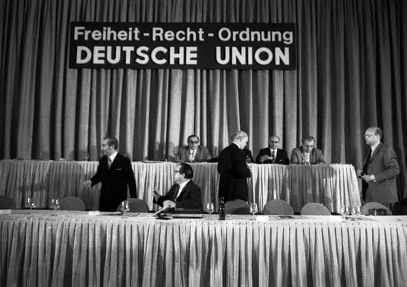 Neue Rechtspartei - Deutsche Union ( DU) 1971 gegruendet. DEU, Deutschland, Duesseldorf: Der Versuch zur Gruendung einer neuen Rechtspartei, hier der Gruendungsparteitag der Deutsche Union (DU) am 12.6.1971 in Duesseldorf , scheiterte am Widerstand der CDU CSU-Fraktion. DEU, Germany, Duesseldorf: The attempt to found a new right-wing party, here the founding party conference of the German Union (DU) on June 12, 1971 in Duesseldorf, failed due to the resistance of the CDU CSU faction. NRW *** New right wing party German Union DU founded in 1971 DEU, Germany, Duesseldorf The attempt to found a new right wing party, here the founding party conference of the German Union DU on June 12, 1971 in Duesseldorf, failed due to the resistance of the C
