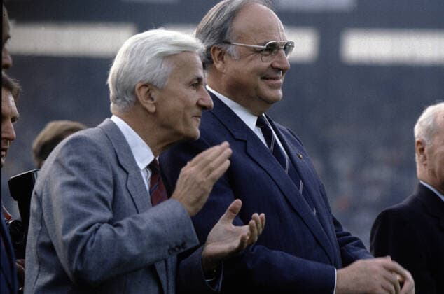 Präsident Richard von Weizsäcker und Kanzler Helmut Kohl Zum Eröffnungsspiel der Fußball-EM 1988 in der Bundesrepublik, weilten während der Erööfnungspartie am 10.06.1988 in Düsseldorf (Spiel Deutschland - Italien 1 : 1) auch der damalige Bundespräsident Richard von Weizsäcker sowie Bundeskanzeler Helmut Kohl. Im Bild die beiden Honorationen vor Spielbeginn 10. 06. 1988 *** President Richard von Weizsäcker and Chancellor Helmut Kohl During the opening game of the 1988 European Football Championship in the Federal Republic of Germany, the then Federal President Richard von Weizsäcker and Federal Chancellor Helmut Kohl were also present during the opening game on 10 06 1988 in Düsseldorf Spiel Deutschland Italien 1 1.