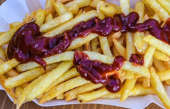 Pommes , Ketchup, Pappteller, Kuechenklassiker, Fastfood, Imbissstand am Schluchsee im Schwarzwald.
