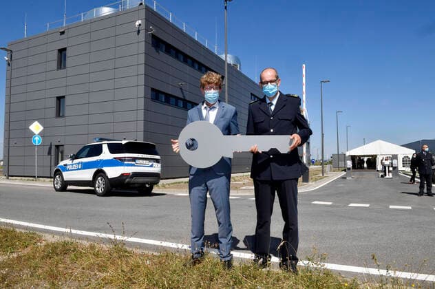 Bilder des Jahres 2020, News 07 Juli News Themen der Woche KW31 News Bilder des Tages Engelbert Lütke Daldrup, Vorsitzender der Geschäftsführung der Flughafen Berlin Brandenburg GmbH, und Karl-Heinz Weidner, Präsident der Bundespolizeidirektion Berlin beim Fototermin anlässlich der Fertigstellung des Dienstgebäudes der Bundespolizei am Flughafen Berlin Brandenburg. Schönefeld, 31.07.2020 *** Engelbert Lütke Daldrup, CEO of Flughafen Berlin Brandenburg GmbH, and Karl Heinz Weidner, President of the Federal Police Headquarters Berlin, at a photo session to mark the completion of the Federal Police building at Berlin Brandenburg Airport Schönefeld, 31 07 2020 Foto:xF.xKernx xFuturexImage