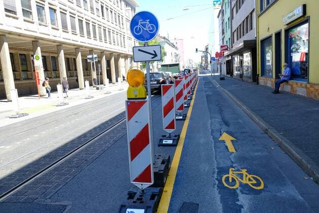31.07.200 xkhx , Symbolbild Pop-up-Radweg (auch Corona-Radweg) - kurzfristig eingerichteter Radweg hier in Krefeld, St. Anton Sttrasse