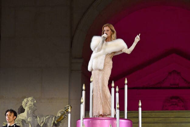 Schauspiel Jedermann , im Rahmen der Salzburger Festspiele 2020, am Domplatz in Salzburg, am 12.11.19. Das Bild zeigt die Schauspielerin Caroline Peters als Buhlschaft auf einer rosa Torte mit Kerzen stehend. Im linken, unteren Eck ist ein Statist und die Figur des Petrus mit Schlüssel zu sehen. 2020 - Schauspiel Jedermann , im Rahmen der Salzburger Festspiele 2020, am Domplatz in Salzburg, am 12.11.19. *** Theatre Everyman, in the context of the Salzburg Festival 2020, at the Domplatz in Salzburg, on 12 11 19 The picture shows the actress Caroline Peters as a boo-boy standing on a pink cake with candles In the lower left corner there is an extra and the figure of Peter with key 2020 Theatre Everyman, in the context of the Salzburg Festi