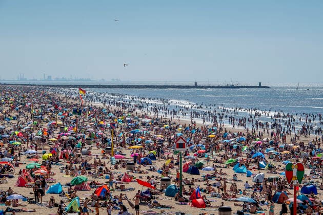 Bilder des Jahres 2020, News 07 Juli News Themen der Woche KW31 News Bilder des Tages July 31, 2020, Scheveningen, Netherlands: Crowds of people enjoy the sun and the warm weather during the heat wave at a beach. Scheveningen Netherlands - ZUMAs197 20200731_zaa_s197_064 Copyright: xRobinxUtrechtx