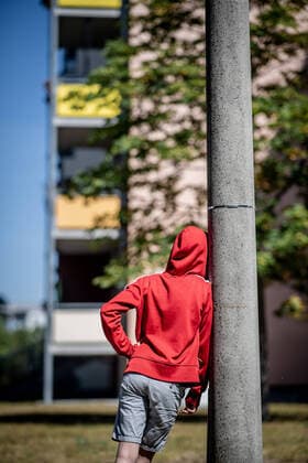 IMAGO Creative: Gesellschaft, Armut 31. Juli 2020: Leipzig (Sachsen), Stadtteil Gruenau: Ein Kind steht vor einem Plattenbau in Leipzig-Gruenau. *** 31 July 2020 Leipzig Saxony , Gruenau district A child is standing in front of a prefabricated building in Leipzig Gruenau
