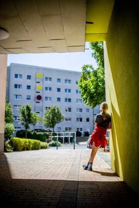 IMAGO Creative: Gesellschaft, Armut 31. Juli 2020: Leipzig (Sachsen), Stadtteil Gruenau: Ein Kind steht vor einem Plattenbau in Leipzig-Gruenau. *** 31 July 2020 Leipzig Saxony , Gruenau district A child is standing in front of a prefabricated building in Leipzig Gruenau