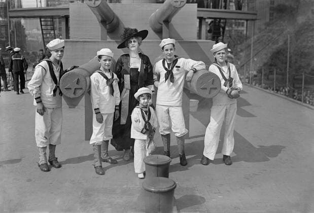 Grace Carley Harriman (1873-1950) with Junior Naval and Marine Scouts on the U.S.S. Recruit, a Fake Battleship built by the Navy to recruit Seamen and sell Liberty Bonds during World War I, Union Square, New York City, New York, USA, Bain News Service, 1917  Copyright: xCircaxImagesx ghi-circa08522