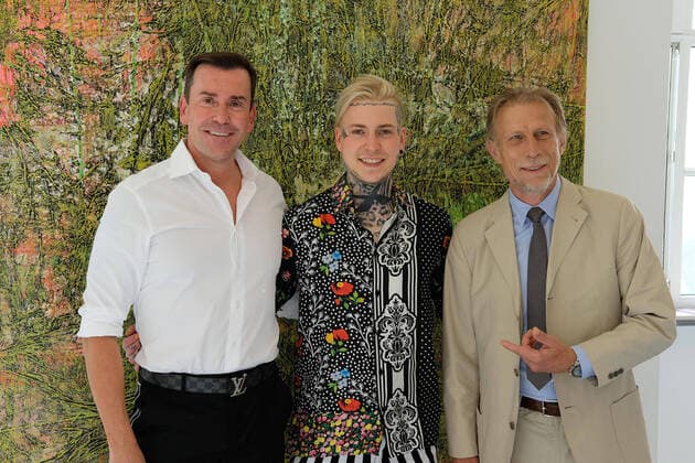 Bilder des Jahres 2020, Entertainment 07 Juli Entertainment Themen der Woche KW31 Alexander Höller mit seinem Vater Jürgen Höller und Fussballtrainer Christoph Daum bei seiner Ausstellungseröffnung Höller -Sturm am 31.07.2020 in der Galerie Martina Kaiser in Köln Ausstellungseröffnung von Kunst Shooting-Star Alexander Höller in Köln *** Alexander Höller with his father Jürgen Höller and soccer coach Christoph Daum at his exhibition opening Höller Sturm on 31 07 2020 in the gallery Martina Kaiser in Cologne Exhibition opening of art shooting star Alexander Höller in Cologne 