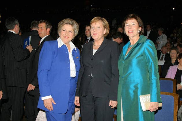 60 JAHRE UNICEF 15.05.2006 Schauspielerin Marie-Luise Marjan (Marlies Wienkoetter) + Bundeskanzlerin Dr. Angela Merkel (CDU) + Eva Luise Koehler im Friedrichhstadtpalast Berlin bei der Galaveranstaltung zum 60 - jaehrigen Bestehen des internationalen Kinderhilfswerks UNICEF - 15.05.2006 - *** 60 YEARS UNICEF 15 05 2006 Actress Marie Luise Marjan Marlies Vienna Coetrator Federal Chancellor Dr Angela Merkel CDU Eva Luise Koehler at the gala event to mark the 60th anniversary of the international childrens aid organisation UNICEF 15 05 2006
