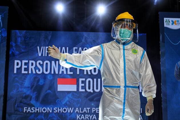 Personal Protective Equipment (PPE) Fashion Show in Yogyakarta Indonesia. A model walks the runway while wearing protective suit (PPE) during the virtual Personal Protective Equipment fashion show, on August 01, 2020 in Yogyakarta, Indonesia. (Photo by Devi Rahman INA Photo Agency imago images) 