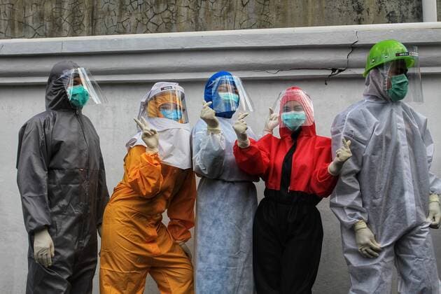 Personal Protective Equipment (PPE) Fashion Show in Yogyakarta Indonesia. Medical worker seen pose while wearing protective suit (PPE) during the virtual Personal Protective Equipment fashion show, on August 01, 2020 in Yogyakarta, Indonesia. (Photo by Devi Rahman INA Photo Agency imago images) 