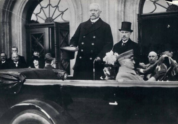 Circa 1920 - German politicians PAUL VON HINDENBURGH, center hat in hand, steps into a convertible car followed by KONRAD ADENAUER. Exact date and place unknown. - ZUMAk09_ 19200101_jes_k09_901 Copyright: xKEYSTONExPicturesx