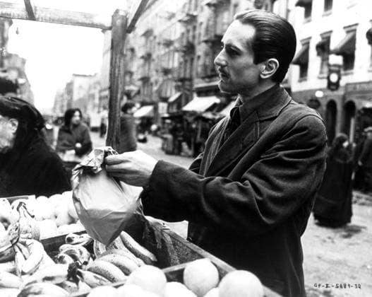 OSCARS. Bester Nebendarsteller. Preisträger 1971-1980 THE GODFATHER II ROBERT DE NIRO THE GODFATHER II ROBERT DE NIRO as Vito Corleone Date: 1974. Strictly editorial use only in conjunction with the promotion of the film. Credit line mandatory. This image is copyright of the film company and is supplied under the terms of issue as film still. No commercial or book cover use permitted without prior consent from the film company.  Mandatory credit line: Image courtesy PARAMOUNT PICTURES Ronald Grant Archive Mary Evans