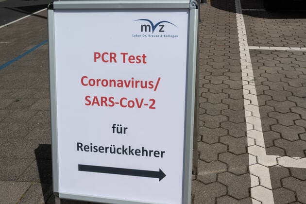 Kiel, 1. Aug. 2020 - Heute wurden drei mobile Teststationen in Schleswig-Holstein für Reiserückkehrer aus Risikogebieten zur Abgabe einer Testung auf den Coronavirus eingerichtet. Im Kieler Hafen am Schwedenkai steht eines dieser Stationen. Reiserückkehrer bekommen die Testung gratis, weitere Personen können sich dort kostenpflichtig testen lassen.