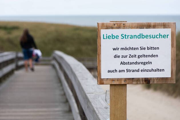 Abstandsregeln am Strand 02.08.2020, Wenningstedt --- Abstandsregeln am Strand einhalten steht auf einem Schild am Strandzugang auf der Nordseeinsel Sylt. Wenningstedt Schleswig-Holstein Deutschland