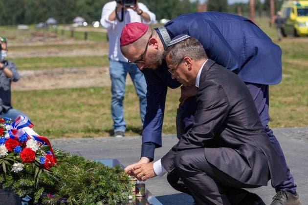 Oswiecim POL, Auschwitz-Birkenau: Gedenkfeier 500.000 ermordete Sinti und Roma mit Kranzniederlegung, 02.08.2020 Virtuelle Gedenkfeier im ehemaligen Vernichtungslager Auschwitz-Birkenau mit Romani Rose (Deutscher Zentralrat der Sinti und Roma), Leszek Szuster (Direktor der Internationalen Jugendbegegnungsstätte in Oswiecim), Dr. Josef Schuster (Zentralrat der Juden), Heinrich Bedford-Strohm und Irmard Schwaetzer (Evangelische Landeskirsche Deutschland), POL, Auschwitz-Birkenau: Gedenkfeier 500.000 ermordete Sinti und Roma mit Kranzniederlegung, 02.08.2020, *** Oswiecim POL, Auschwitz Birkenau Remembrance ceremony 500 000 murdered Sinti and Roma with wreath-laying, 02 08 2020 Virtual commemoration in the former Auschwitz Birkenau extermina Copyright: xTabeaxGuenzler Eibner-Pressefotox POL