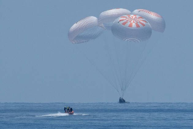 Bilder des Jahres 2020, News 08 August News Themen der Woche KW31 News Bilder des Tages The SpaceX Crew Dragon Endeavour spacecraft is seen as it lands with NASA astronauts Robert Behnken and Douglas Hurley onboard in the Gulf of Mexico off the coast of Pensacola, Florida, on August 2, 2020. The Demo-2 test flight for NASA s Commercial Crew Program was the first to deliver astronauts to the International Space Station and return them safely to Earth onboard a commercially built and operated spacecraft. Behnken and Hurley returned after spending 64 days in space. NASA  WAX2020080206 BILLxINGALLS