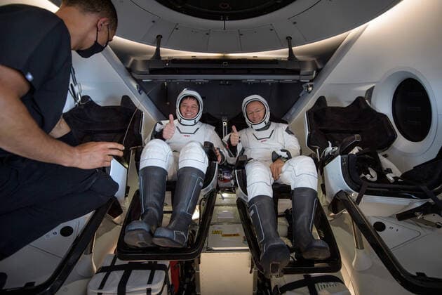 Bilder des Jahres 2020, News 08 August News Themen der Woche KW31 News Bilder des Tages NASA astronauts Robert Behnken, left, and Douglas Hurley are seen inside the SpaceX Crew Dragon Endeavour spacecraft onboard the SpaceX GO Navigator recovery ship shortly after having landed in the Gulf of Mexico off the coast of Pensacola, Florida, on August 2, 2020. The Demo-2 test flight for NASA s Commercial Crew Program was the first to deliver astronauts to the International Space Station and return them safely to Earth onboard a commercially built and operated spacecraft. Behnken and Hurley returned after spending 64 days in space. NASA  WAX2020080208 BILLxINGALLS