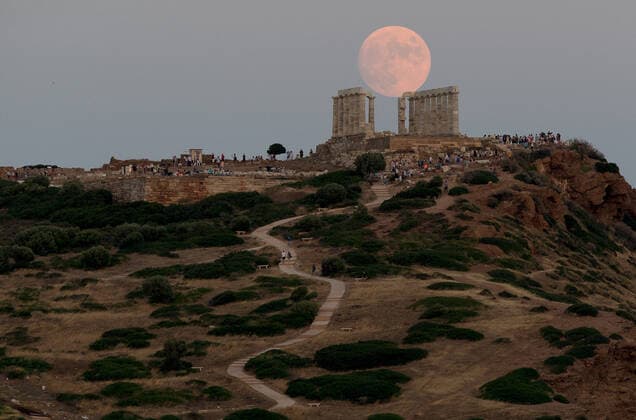 Bilder des Jahres 2020, News 08 August News Themen der Woche KW31 News Bilder des Tages (200803) -- SOUNION, Aug. 3, 2020 -- Photo taken on Aug. 2, 2020 shows almost full moon rising over the ancient Temple of Poseidon at Cape Sounion, 70 km southeast of Athens, Greece. ) GREECE-SOUNION-MOON-TEMPLE OF POSEIDON MariosxLolos 