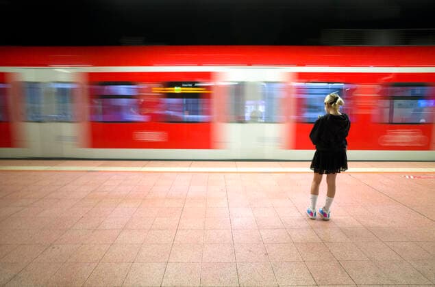 Junge Frau mit Mundschutzmaske, wartet auf einfahrende S-Bahn, Corona-Krise, Hauptbahnhof, Stuttgart, Baden-Württemberg, Deutschland Coronavirus *** Young woman with face mask, waiting for incoming S-Bahn, corona crisis, main station, Stuttgart, Baden Württemberg, Germany Coronavirus