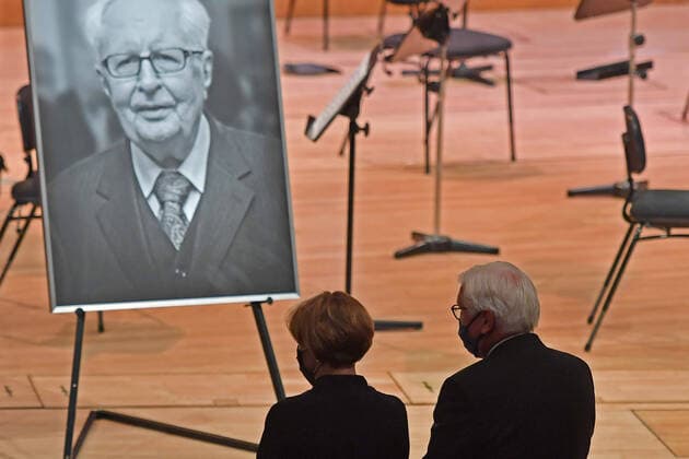 Bilder des Jahres 2020, News 08 August News Themen der Woche KW32 News Bilder des Tages Bundespraesident Frank Walter STEINMEIER und Ehefrau Elke BUEDENBENDER stehen vor einem Portraitfoto des Verstorbenen. Trauerfeier fuer den verstorbenen Muenchner Alt-OB und Ehrenbuerger Dr. Hans-Jochen Vogel (SPD) am 03.08.2020 in der Philharmonie im Gasteig in Muenchen, *** German President Frank Walter STEINMEIER and his wife Elke BUEDENBENDER are standing in front of a portrait photo of the deceased at a funeral service for the deceased Munich Alt OB and honorary citizen Dr Hans Jochen Vogel SPD on 03 08 2020 in the Philharmonic Hall at the Gasteig in Munich,