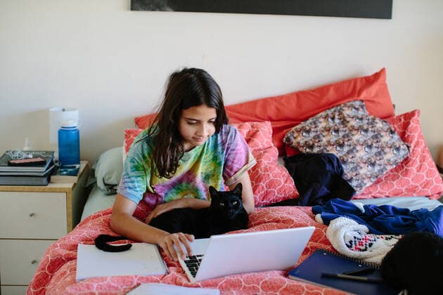 Middle school girl works on her laptop for school during quarantine Thousand Oaks, CA, United States CR_ANWHER200715B-444012-01 ,model released, Symbolfoto