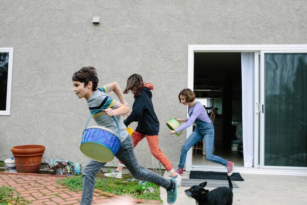 Siblings dash outside with their empty Easter baskets to collect eggs Thousand Oaks, CA, United States CR_ANWHER200715B-444028-01 ,model released, Symbolfoto