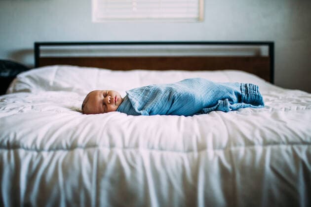 IMAGO Creative: Ruhe im Chaos center portrait of newborn sleeping on bed Tucson, AZ, United States CR_JEMI200630A-392043-01 ,model released, Symbolfoto