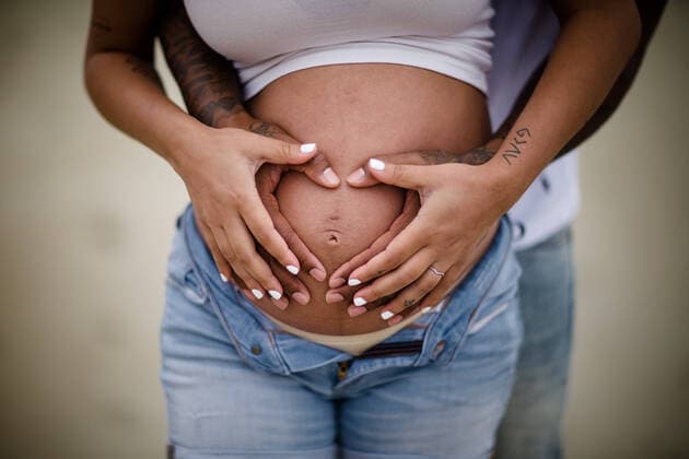 Mixed Race Couple, Close Up of Baby Belly Coronado, CA, United States CR_JIDE200722-442488-01 ,model released, Symbolfoto