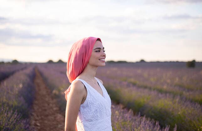 IMAGO Creative: Brustkrebsmonat woman with pink cancer scarf in a lavender field Guadalajara, CM, Spain CR_JOCE200705A-444343-01 ,model released, Symbolfoto