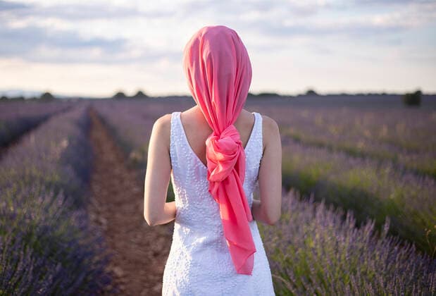 IMAGO Creative: Brustkrebsmonat woman with pink cancer scarf in a lavender field Guadalajara, CM, Spain CR_JOCE200705A-444344-01 ,model released, Symbolfoto