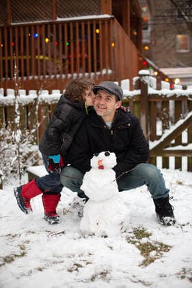 Son kissing his father after they built a snowman in their backyard Oak Park, IL, United States CR_MLDH200728B-461243-01 ,model released, Symbolfoto