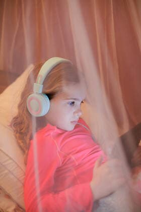 A young girl learning in front of a tablet while laying in bed Oak Park, IL, United States CR_MLDH200731B-461761-01 ,model released, Symbolfoto
