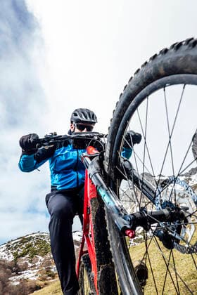 Cyclist man riding mountain bike Espasa, Principado de Asturias, Spain CR_OSCA200705A-445499-01 ,model released, Symbolfoto